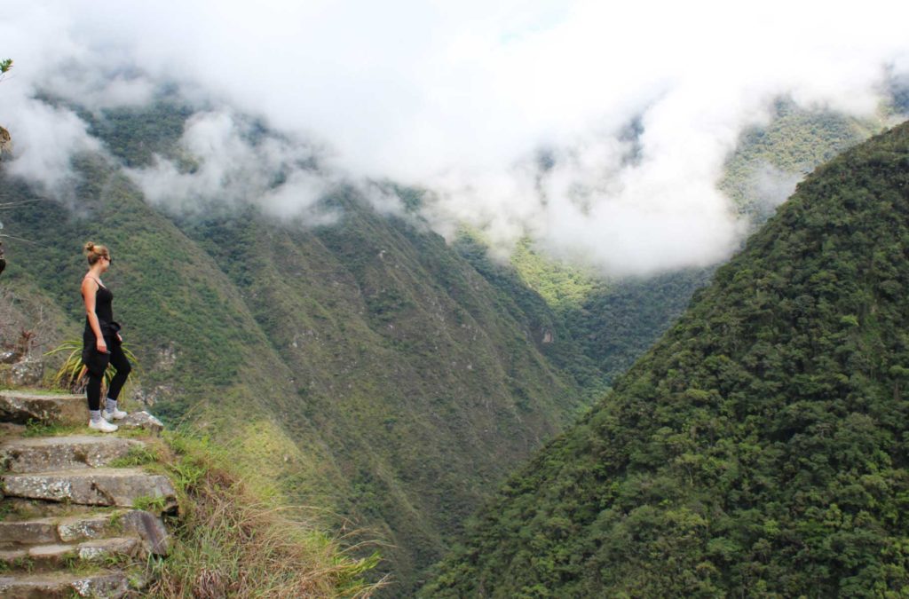 Turista admira a vista do Vale do Rio Urubamba durante a Trilha Inca até Machu Picchu