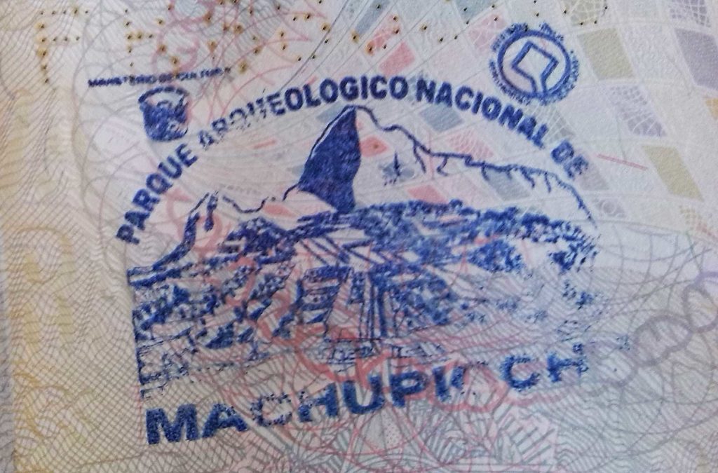 Carimbo especial de Machu Picchu em página de passaporte