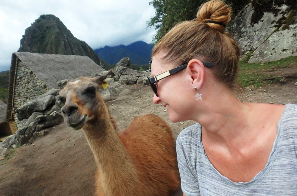 Turista tira selfie com lhama durante visita às ruínas de Machu Picchu