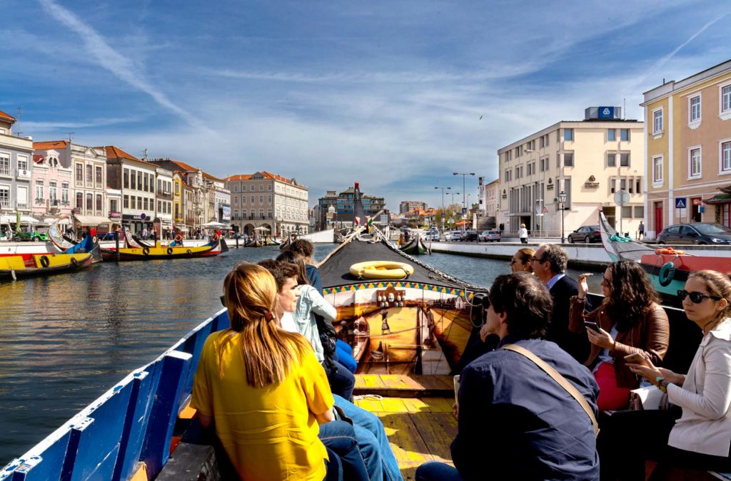 Moliceiro leva turistas para passeio pelos canais de Aveiro (Portugal)