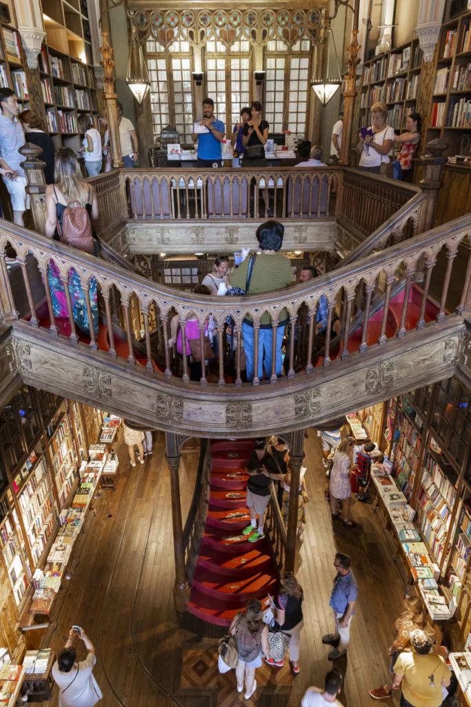 Turistas lotam os dois andares da Livraria Lello, em Porto (Portugal)