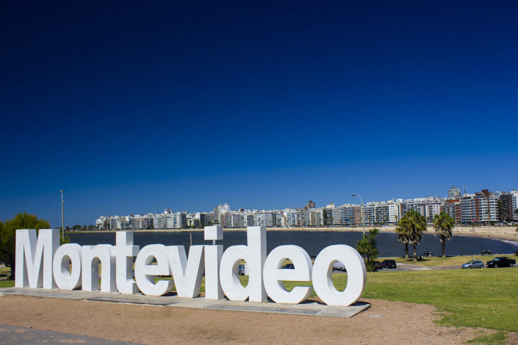Letreiro 'Montevideo', na Praia de Pocitos, é atração do roteiro em Montevidéuia de Pocitos