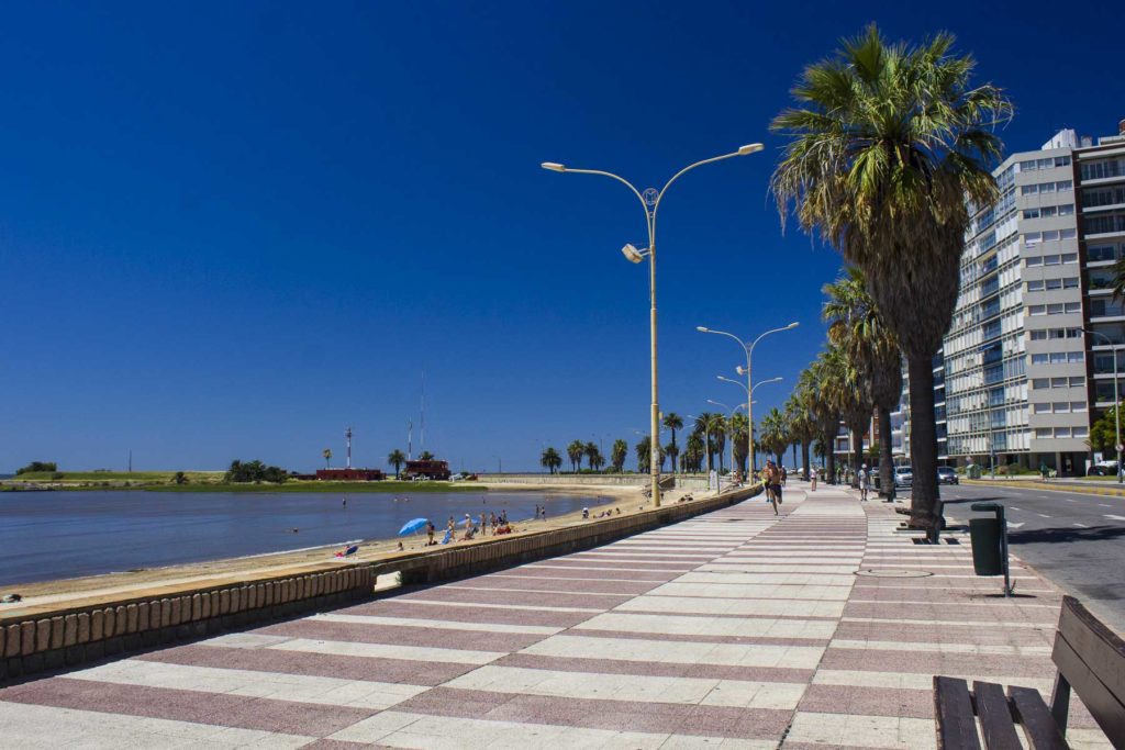 Rambla, o calçadão à beira do Rio da Prata, na Praia de Pocitos, em Montevidéu