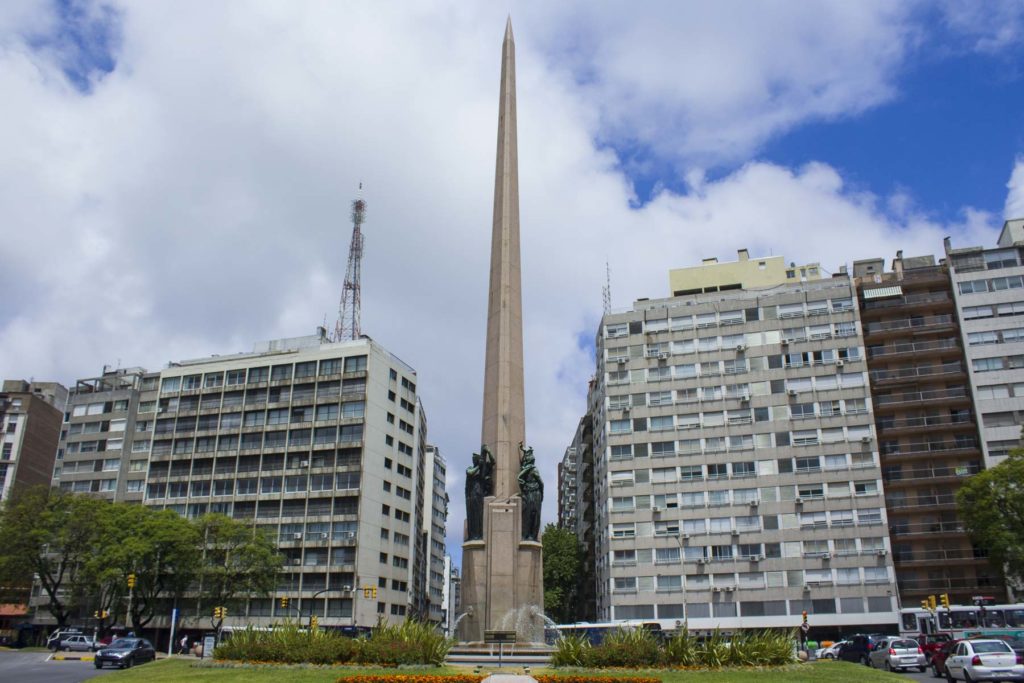 Obelisco dos Constituintes é atração do roteiro em Montevidéu