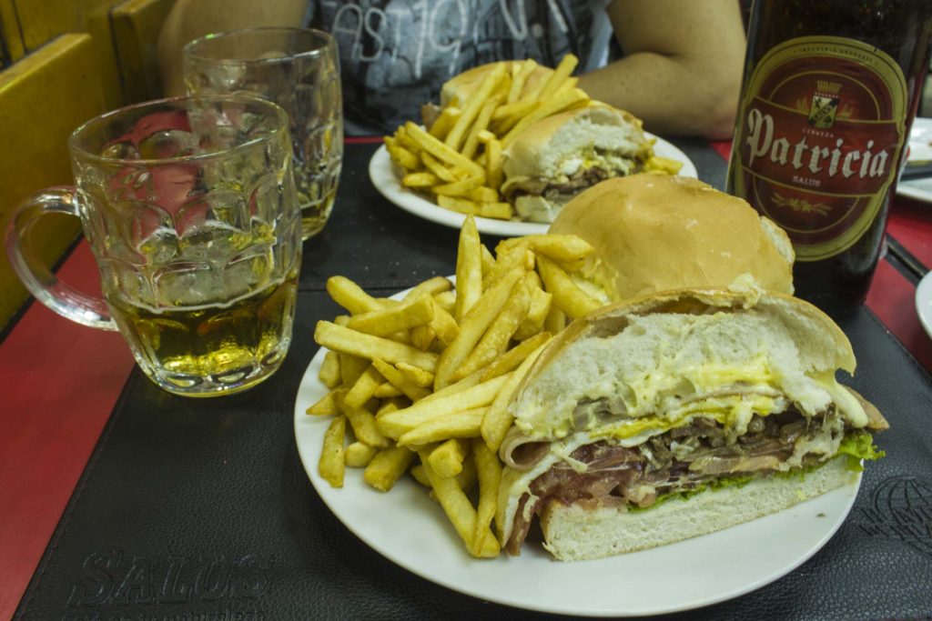 Chivito, prato típico uruguaio, é opção de refeição no roteiro em Montevidéu