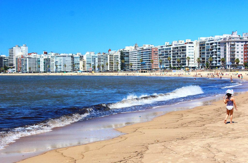 Praia de Pocitos é atração do roteiro em Montevidéu 