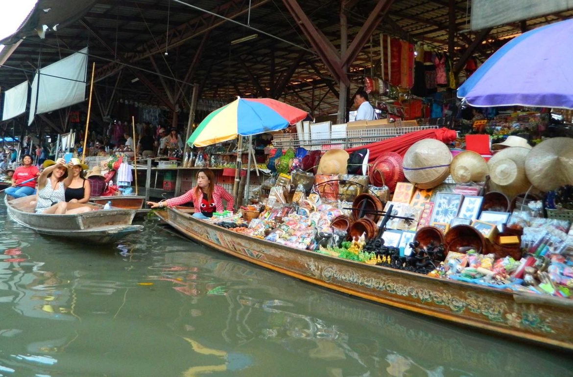 Mercado flutuante de Damnoen Saduak, nos arredores de Bangkok