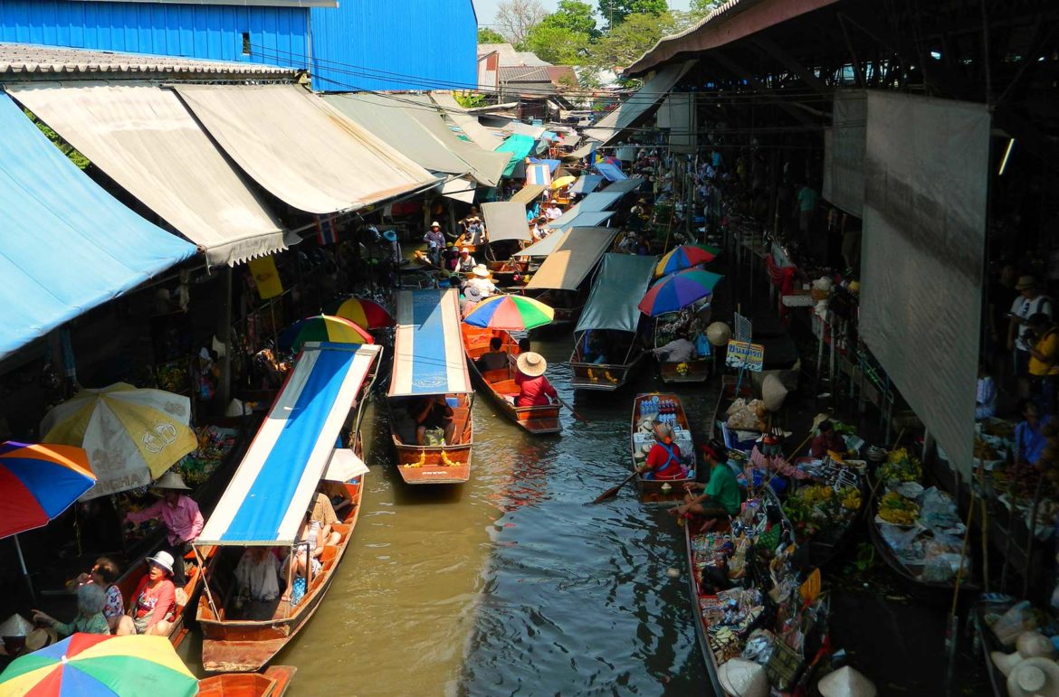 Mercado flutuante de Damnoen Saduak, nos arredores de Bangkok