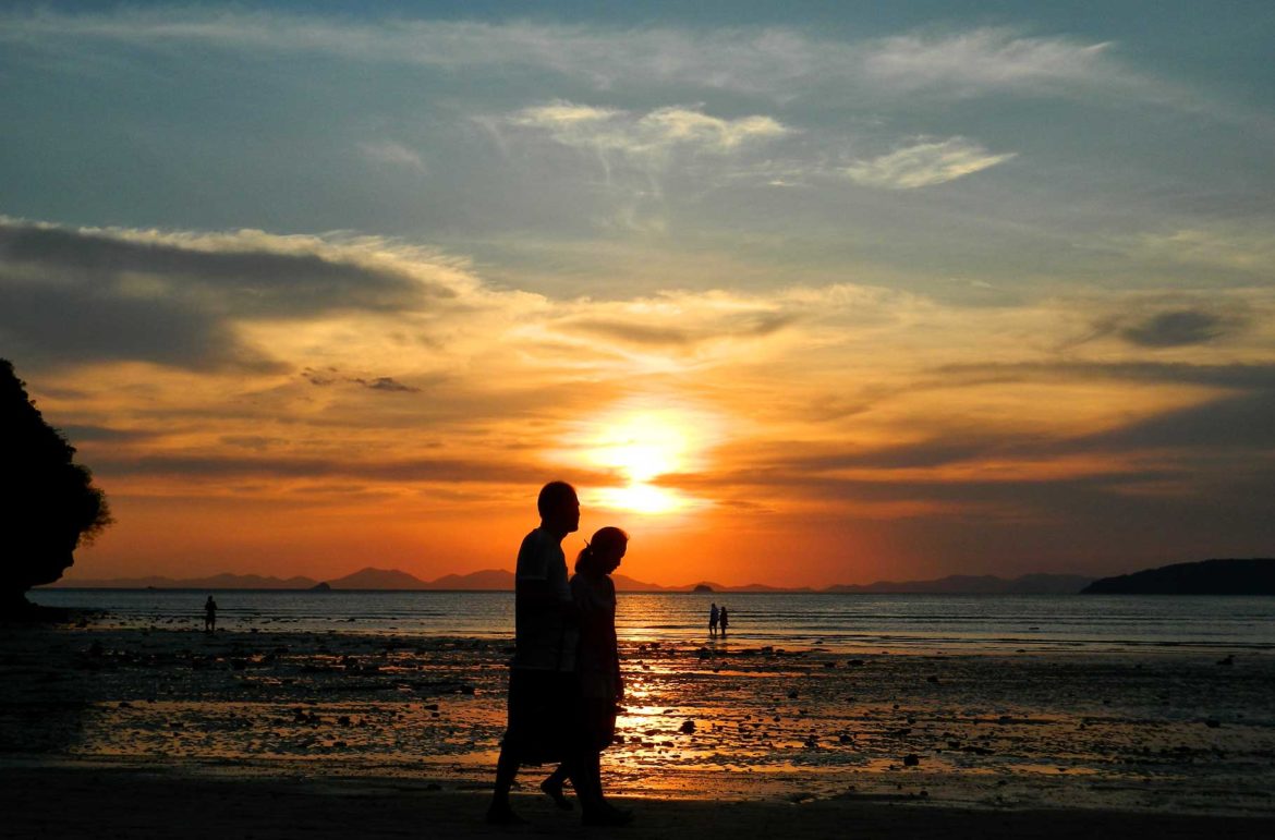 Pôr do sol em praia West, em Railay Beach