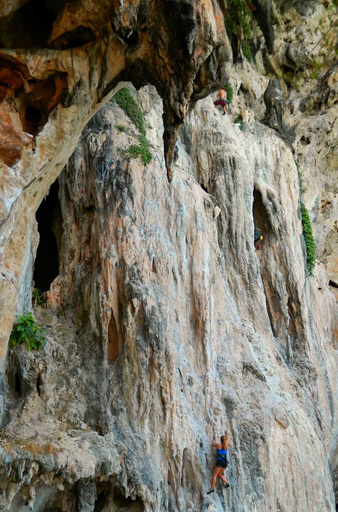 Turistas fazem escalada na Praia de Phra Nang, em Railay Beach