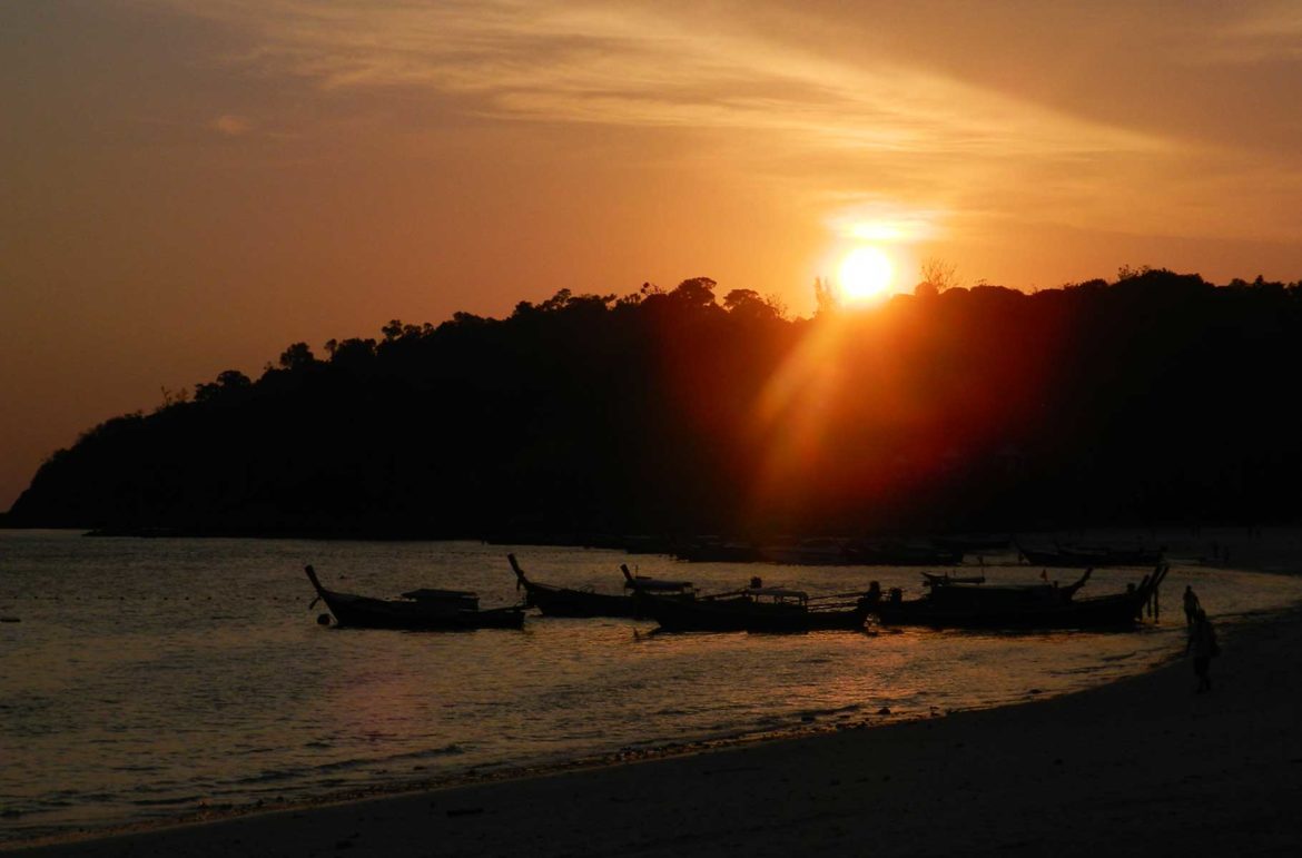 Pôr do sol em Pattaya Beach, na Ilha de Koh Lipe