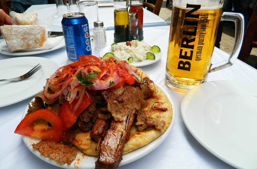 Quanto custa viajar para Grécia - Típico churrasco grego em restaurante de Atenas