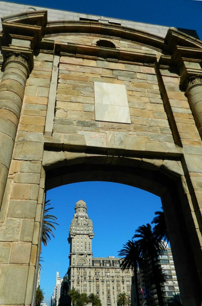 Puerta de la Ciudadela, em Montevidéu, com o Palácio Salvo ao fundo