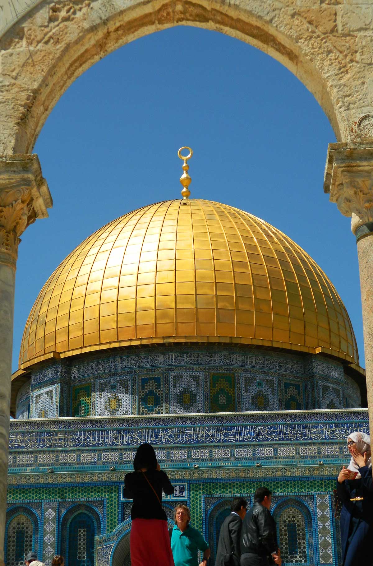 Mulher fotografa a cúpula dourada do Domo da Rocha, atração de graça em Jerusalém