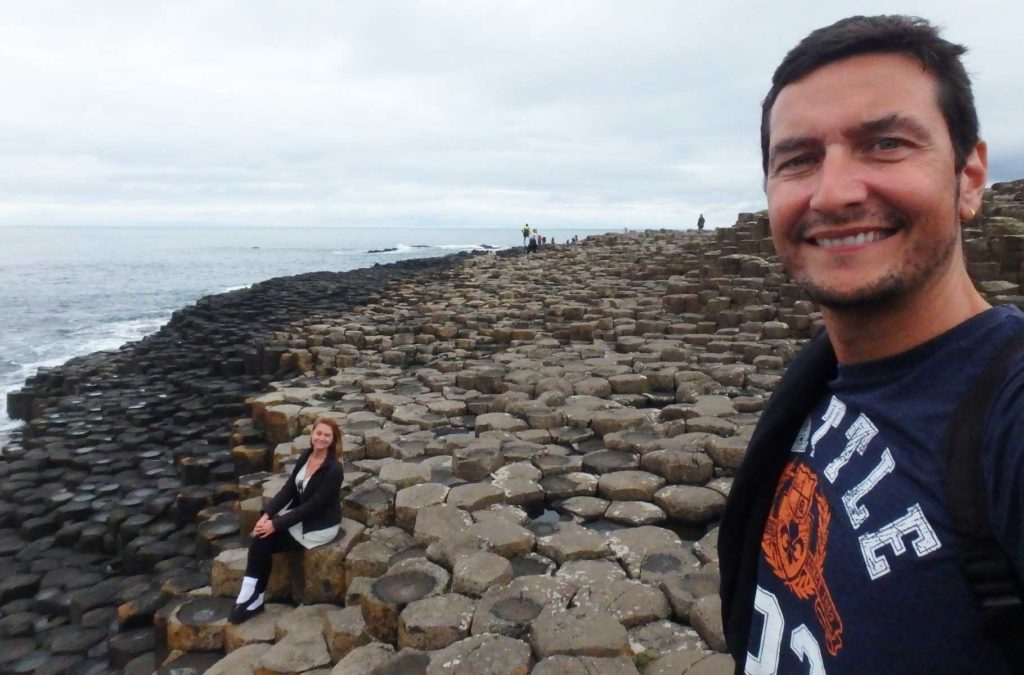 Casal posa para foto na Giants Causeway, atração de graça na Irlanda do Norte