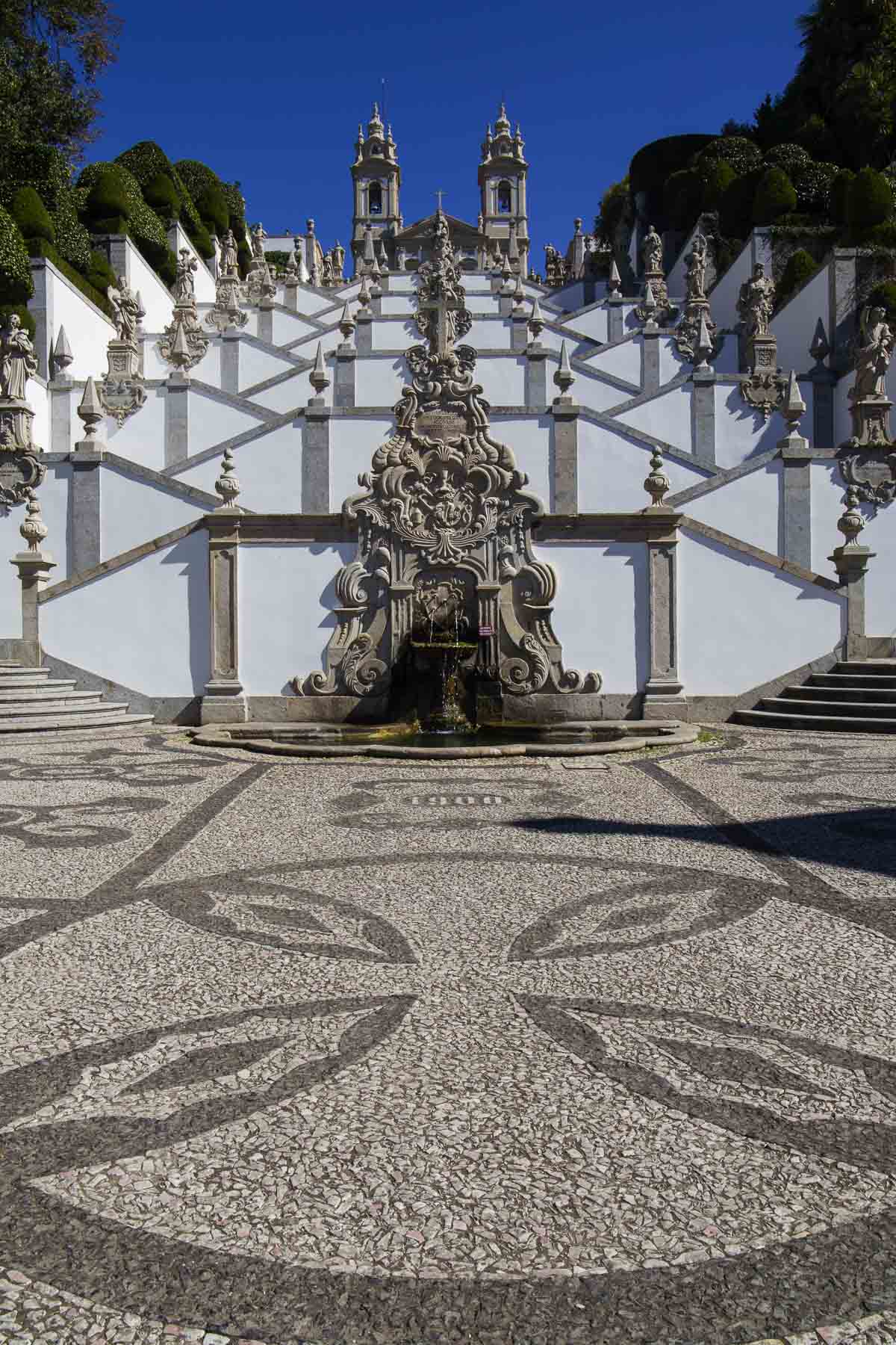 Escadaria do Santuário de Bom Jesus do Monte é atração de graça em Braga (Portugal)