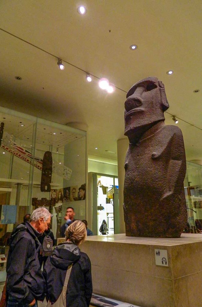 Visitantes admiram moai da Ilha de Páscoa em exibição no British Musem, em Londres