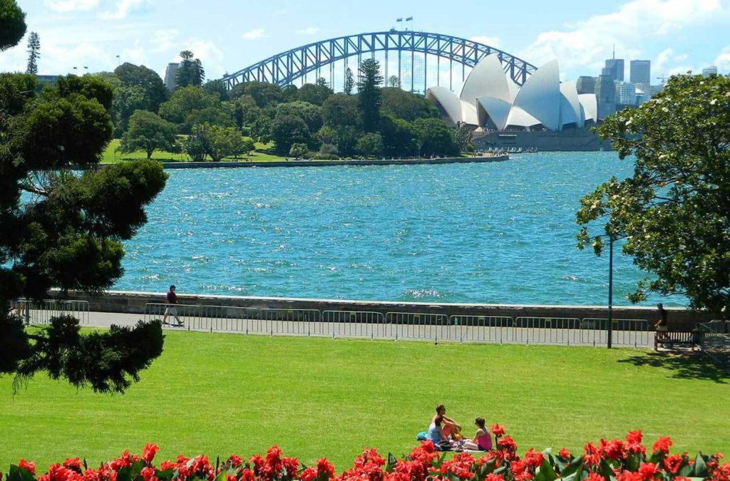 Opera House e Harbour Bridge vistas desde o Jardim Botânico de Sydney, na Austrália