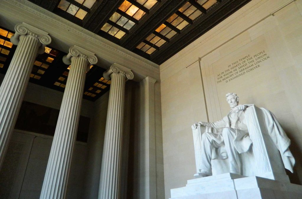 Estátua de Lincoln dentro do Lincoln Memorial, em Washington (EUA)