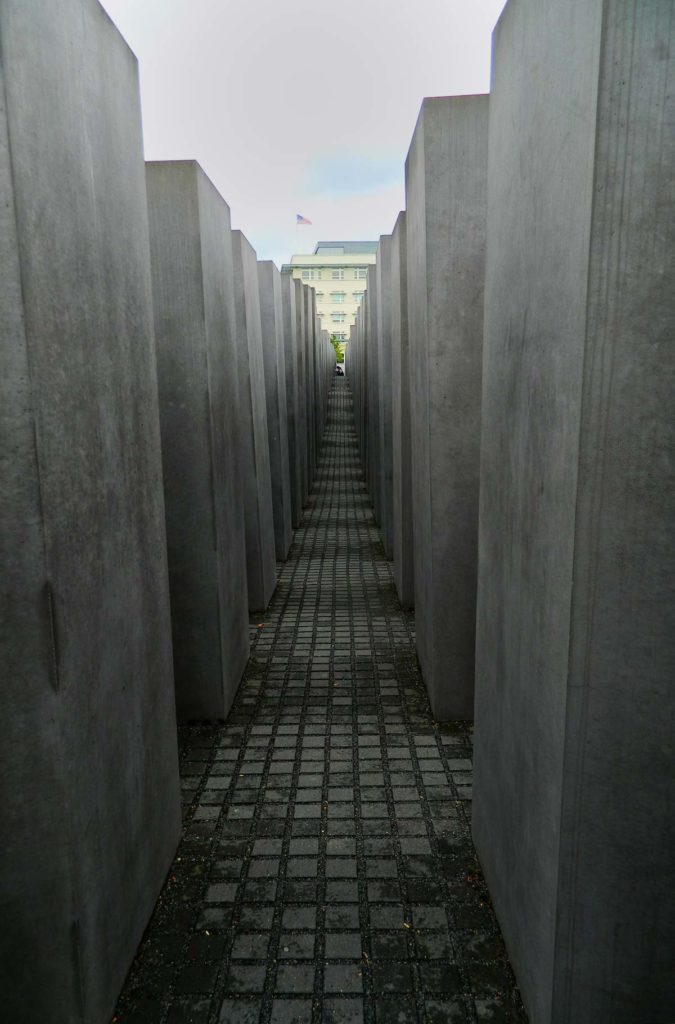 Passagem entre os blocos de concreto do Memorial do Holocausto, atração de graça em Berlim (Alemanha)
