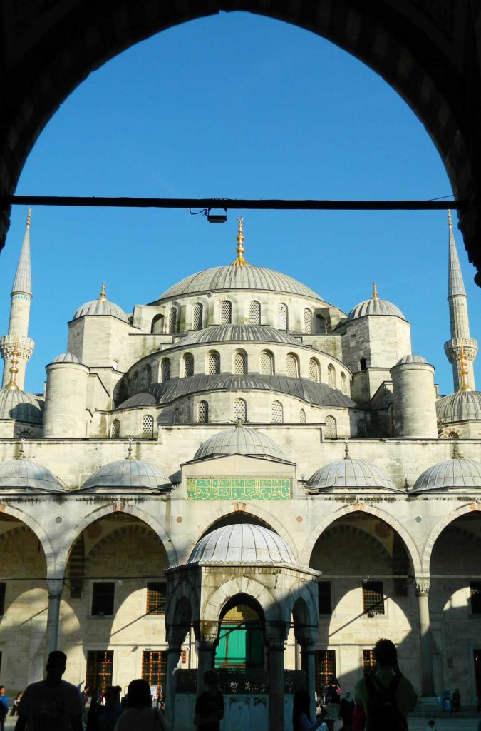 Mesquita Azul vista através do arco de entrada, em Istambul (Turquia)