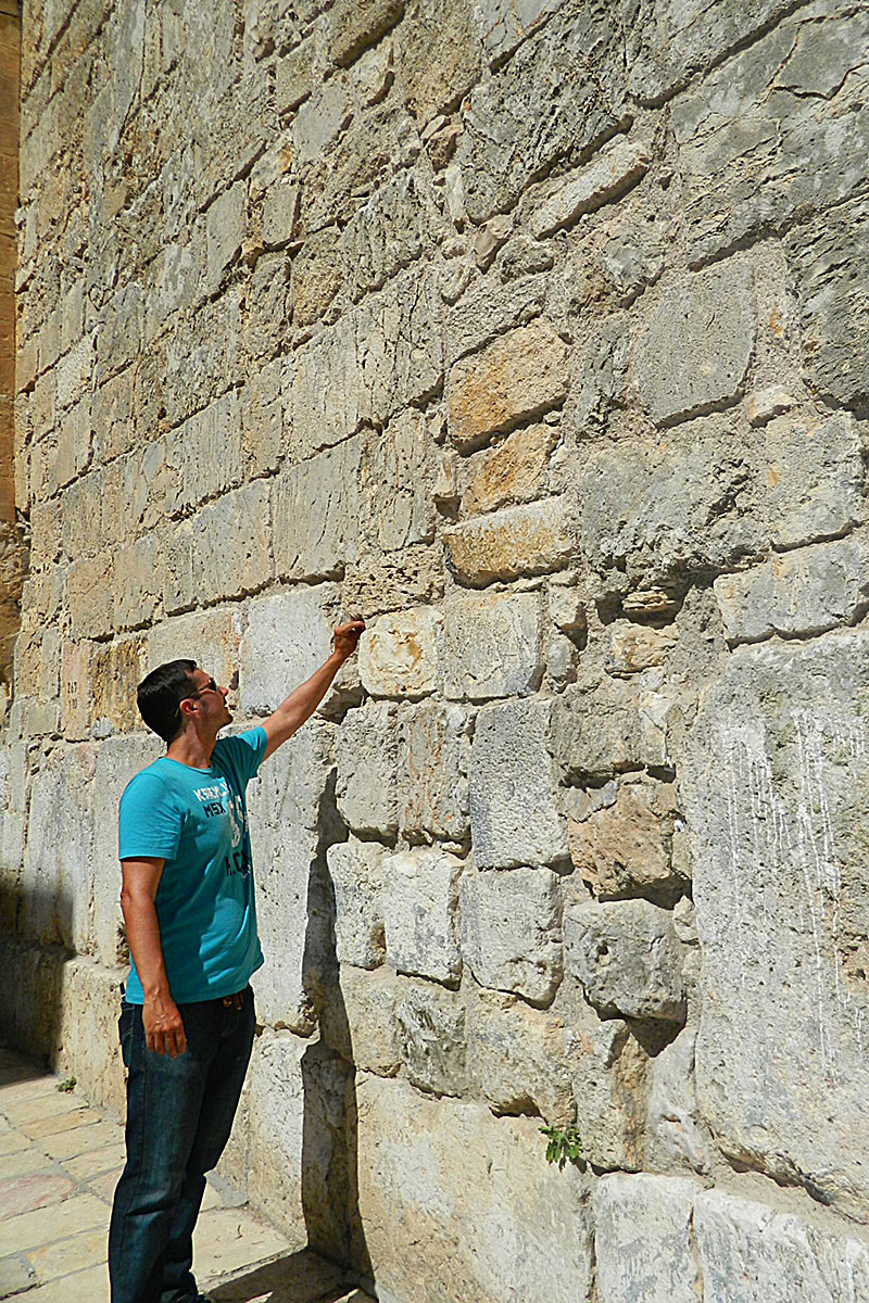 Homem coloca papel com pedido no Muro das Lamentações, local de oração em Jerusalém