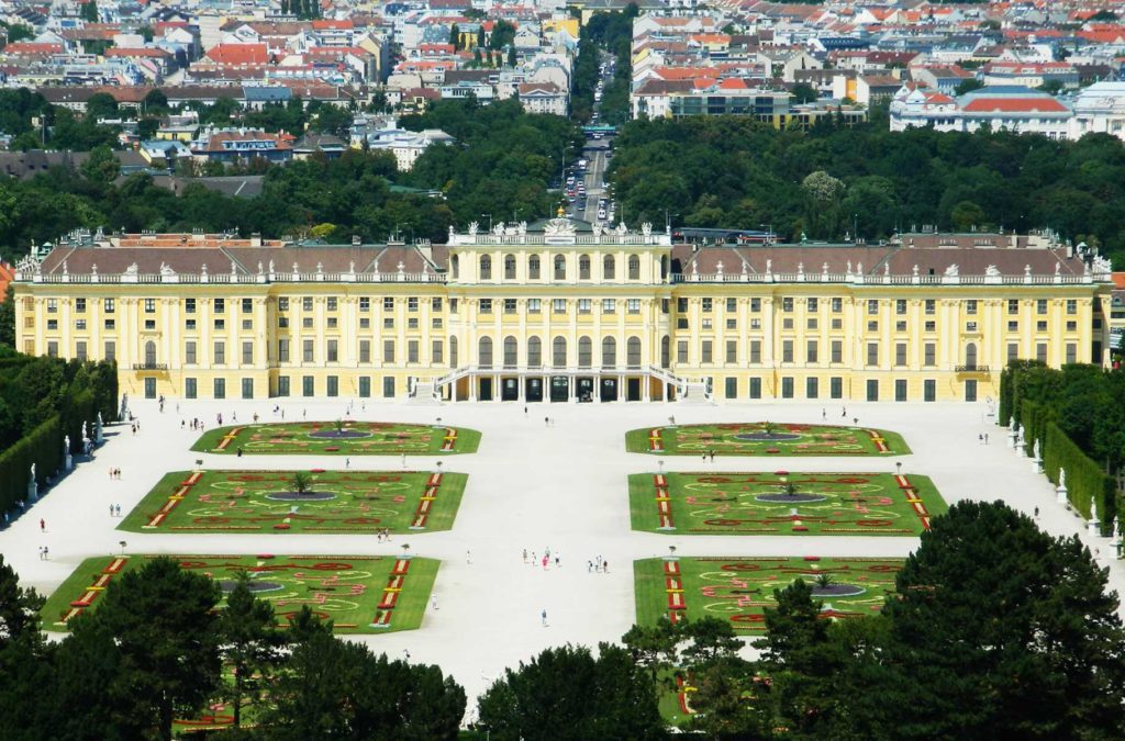 Jardins do Palácio de Schönbrunn vistos desde o Gloriette, em Viena