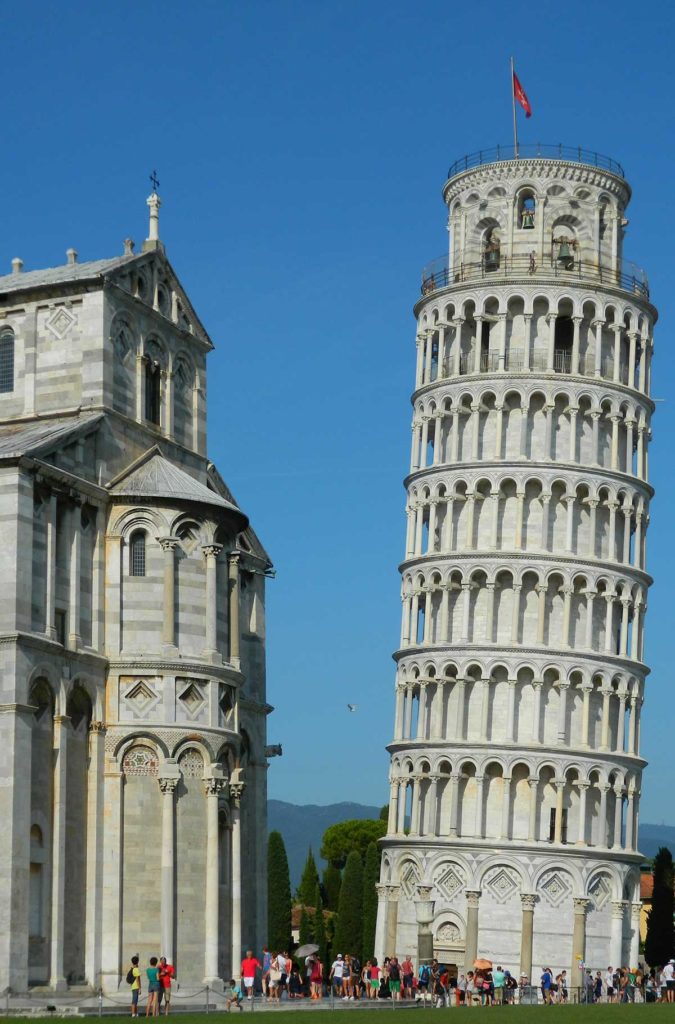 A Torre de Pisa e os fundos da catedral da cidade, atrações de graça na Itália
