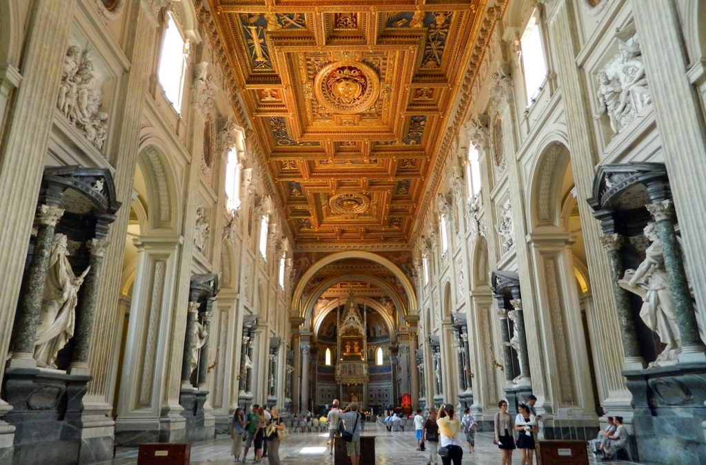 Interior da Basílica de San Giovanni, atração de graça em Roma
