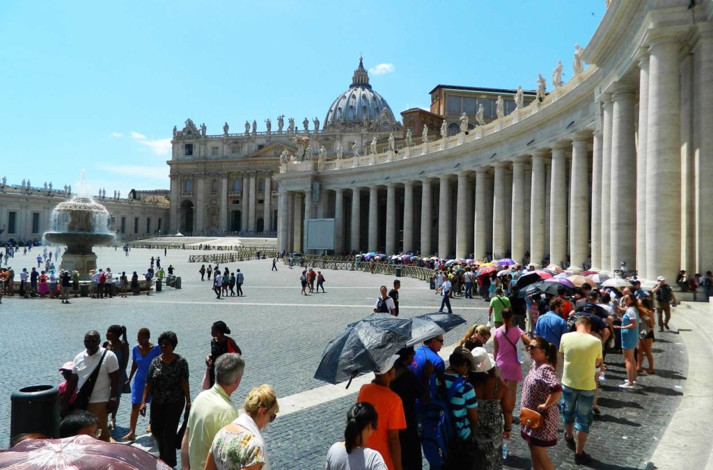 Visitantes fazem longa fila para entrar na Basílica de São Pedro, no Vaticano