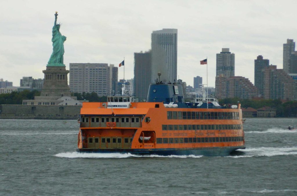 Ferry para Staten Island passa em frente à Estátua da Liberdade, em Nova York