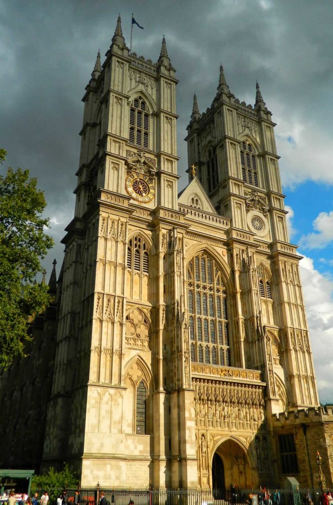 Fachada da Abadia de Westminster, em Londres, iluminada pela luz do entardecer