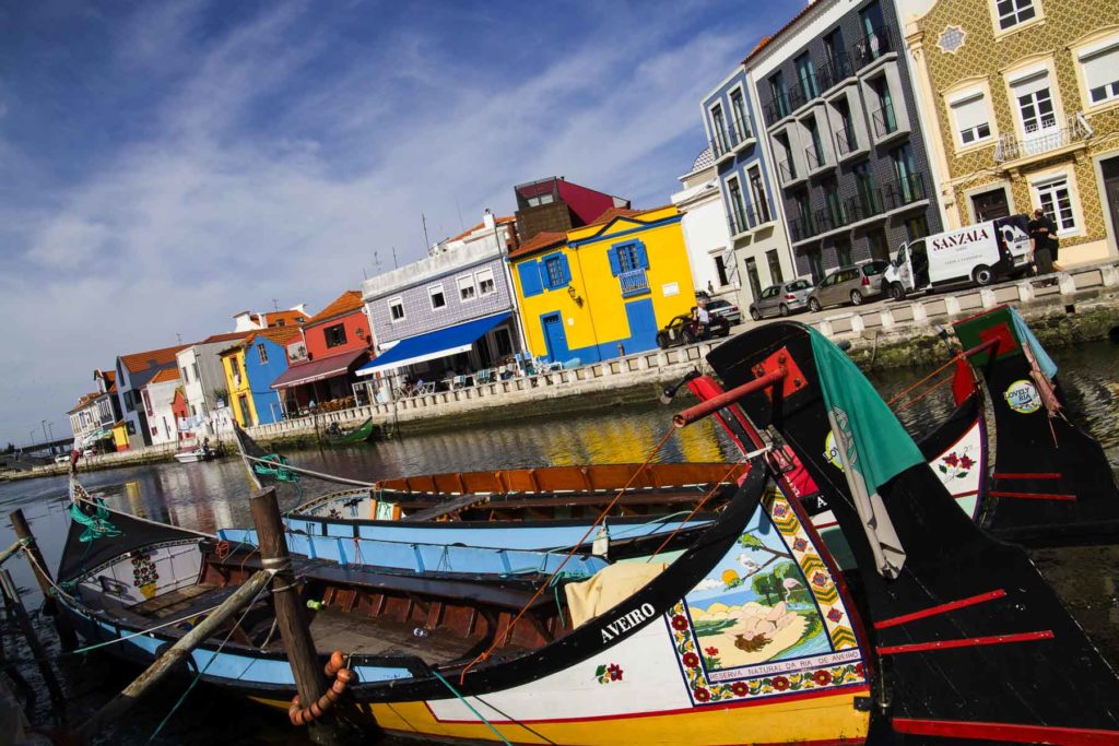 Conheça Aveiro (Portugal) - Moliceiros ancorados em canal da ria