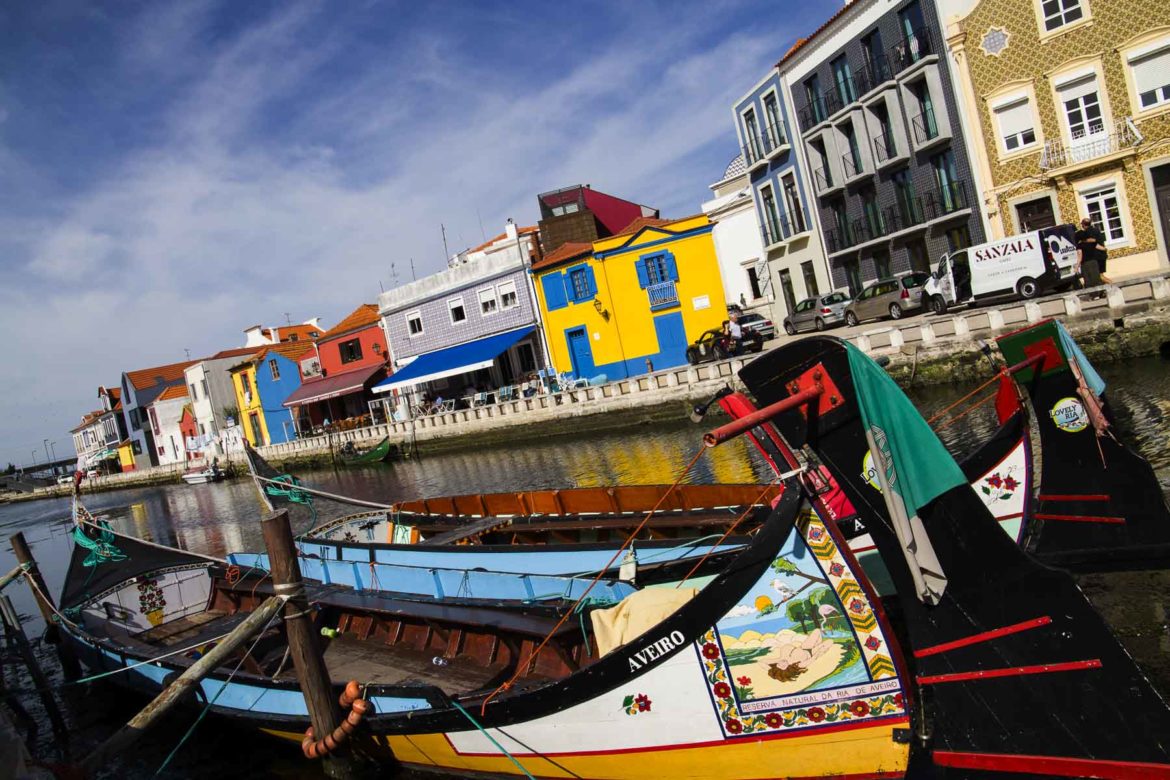 Conheça Aveiro (Portugal) - Moliceiros ancorados em canal da ria