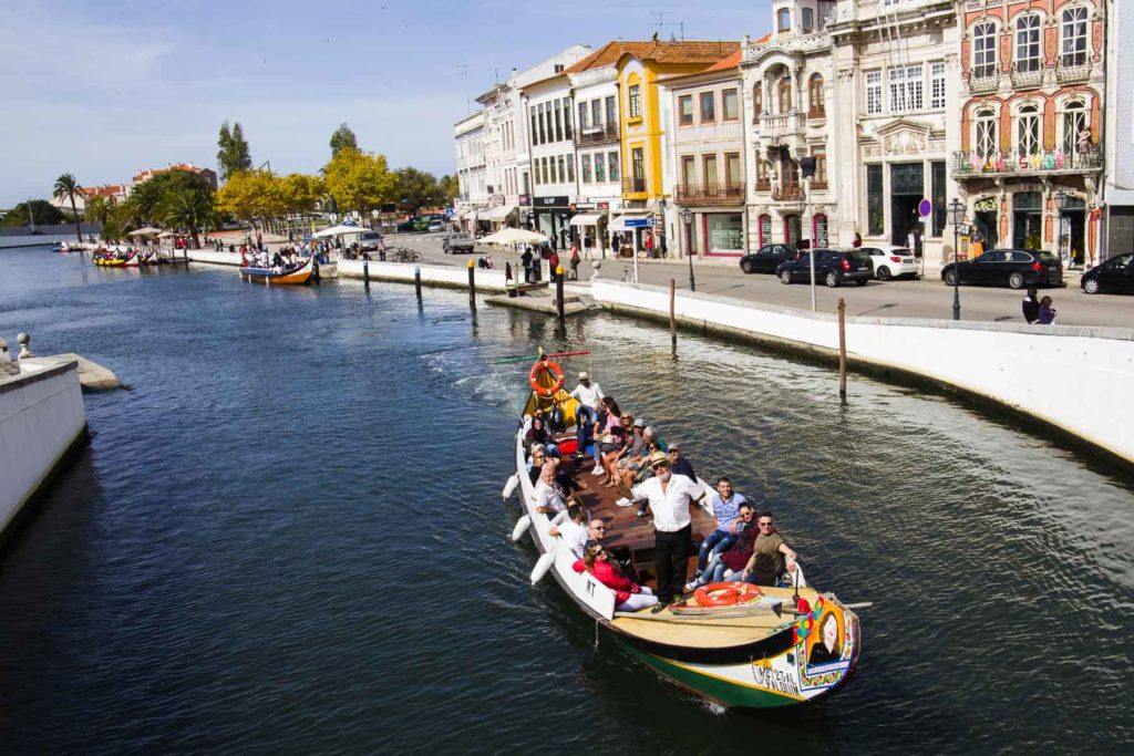 Conheça Aveiro (Portugal) - Moliceiros navegam por canal da ria