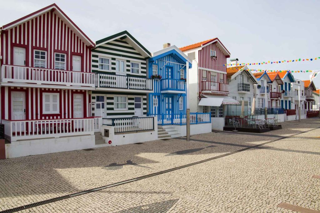 Conheça Aveiro (Portugal) - Casas coloridas da Praia da Costa Nova