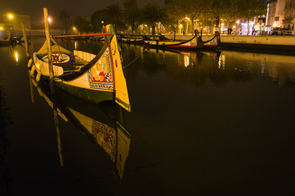 Conheça Aveiro (Portugal) - Moliceiros ancorados em canal da ria