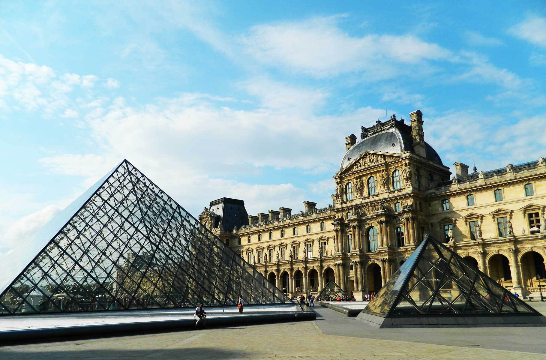 Como comprar menos e viajar mais? - Museu do Louvre, em Paris (França)