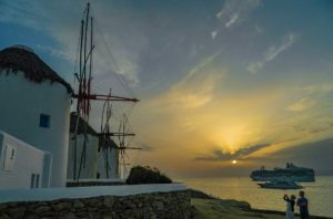 Pôr do sol visto desde os moinhos da Ilha de Mykonos