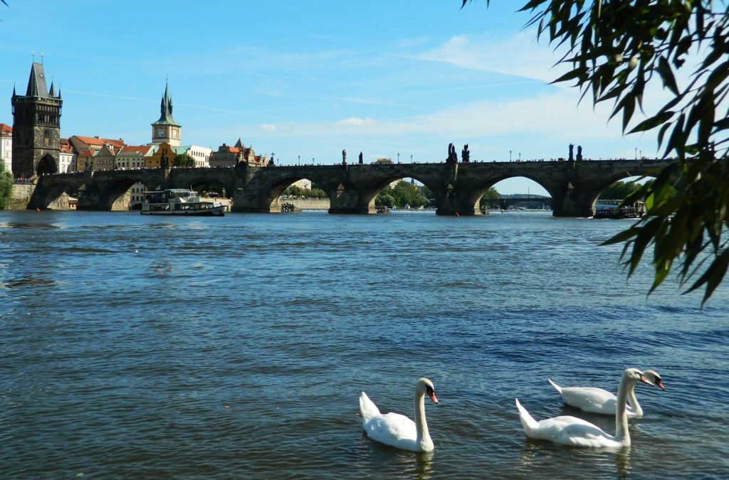 Roteiro em Praga - Rio Moldava e Ponte Carlos