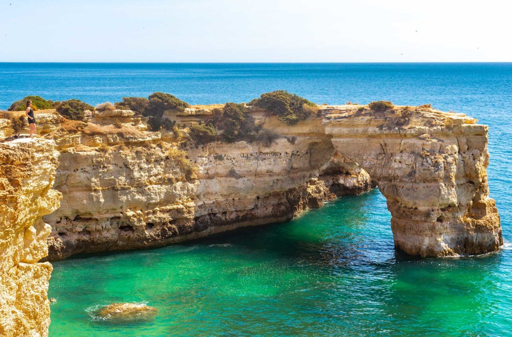 Praia da Albandeira, no Algarve (Portugal)