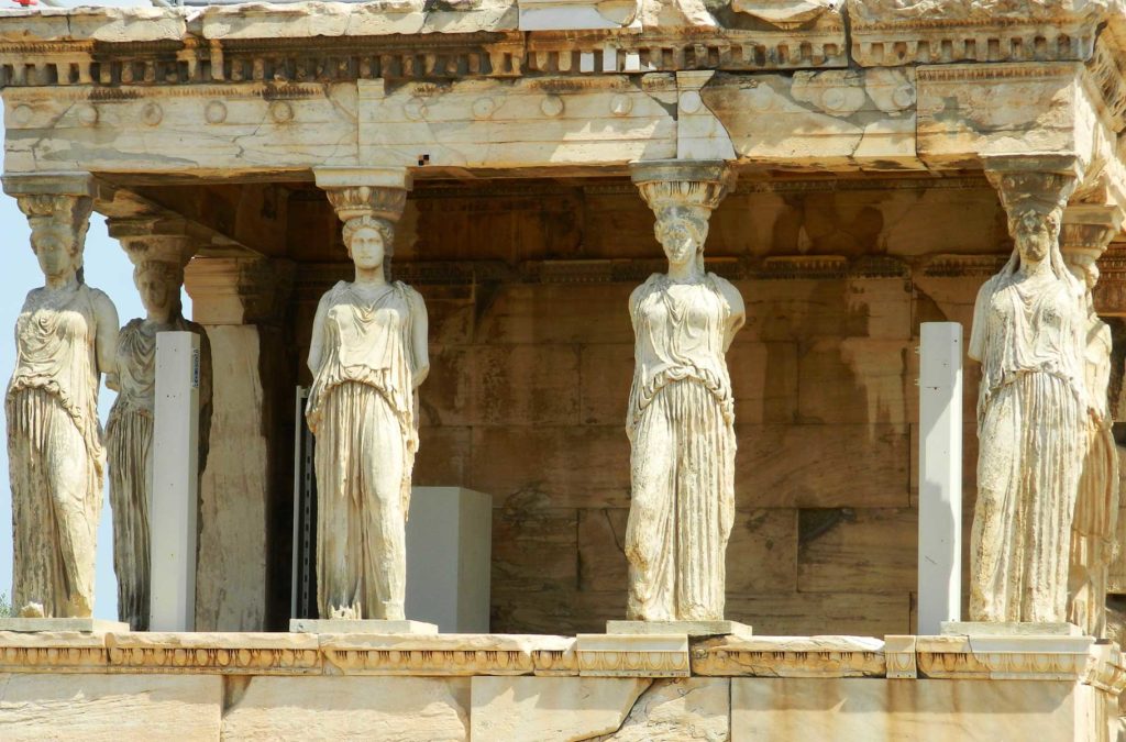 Esculturas decoram a fachada do Erecteion, na Acrópole de Atenas