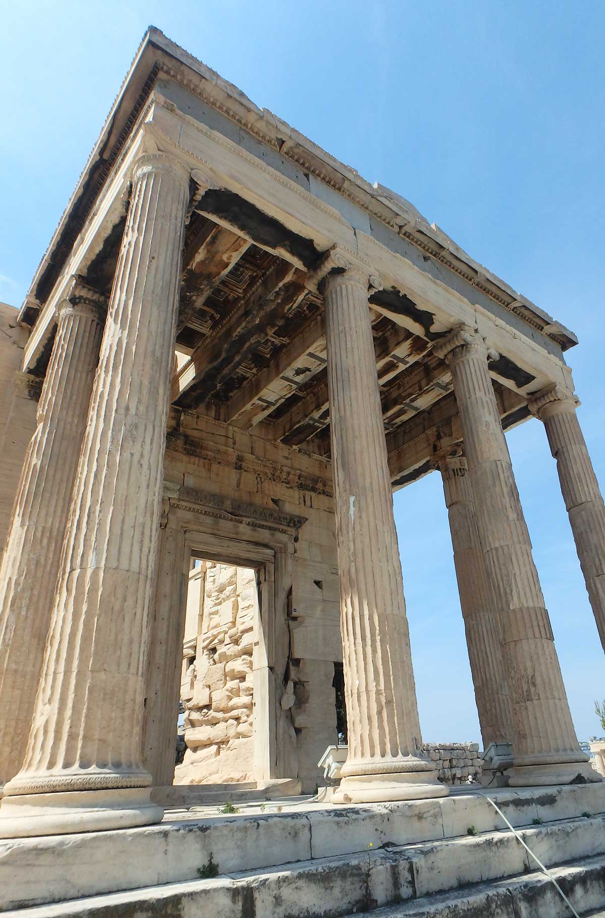 Colunas sustentam as ruínas do Erecteion, na Acrópole de Atenas