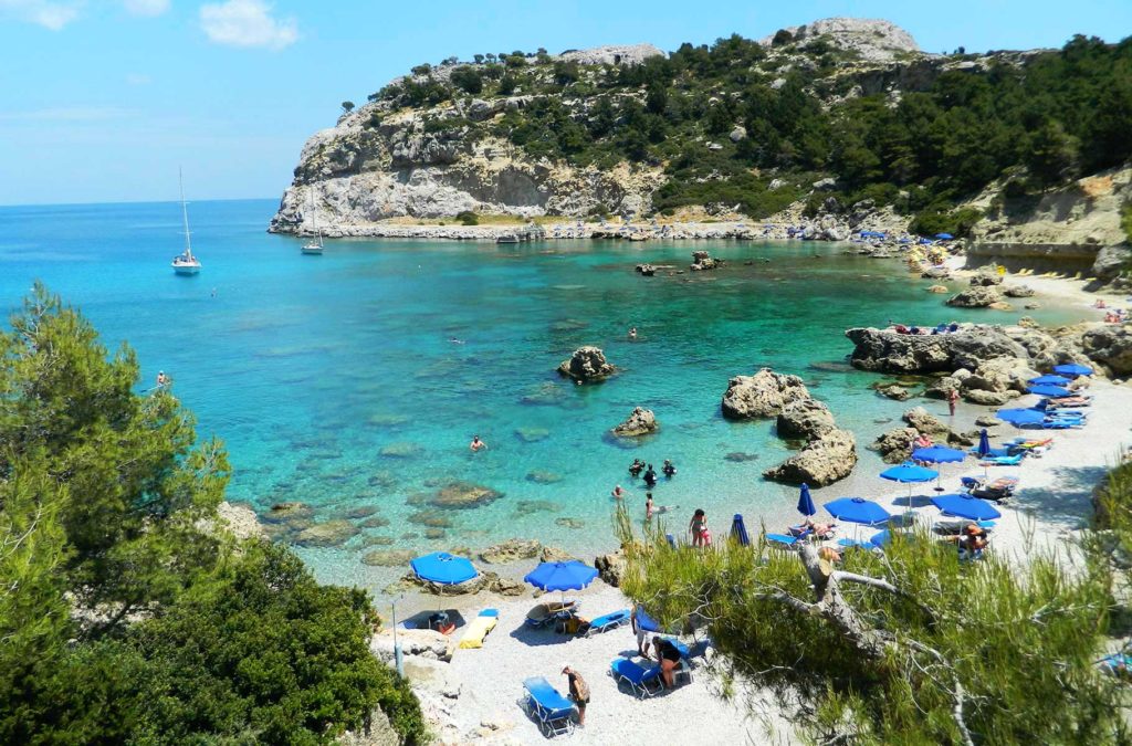 Vista da praia de Anthony Quinn's Bay, na Ilha de Rhodes (Grécia)