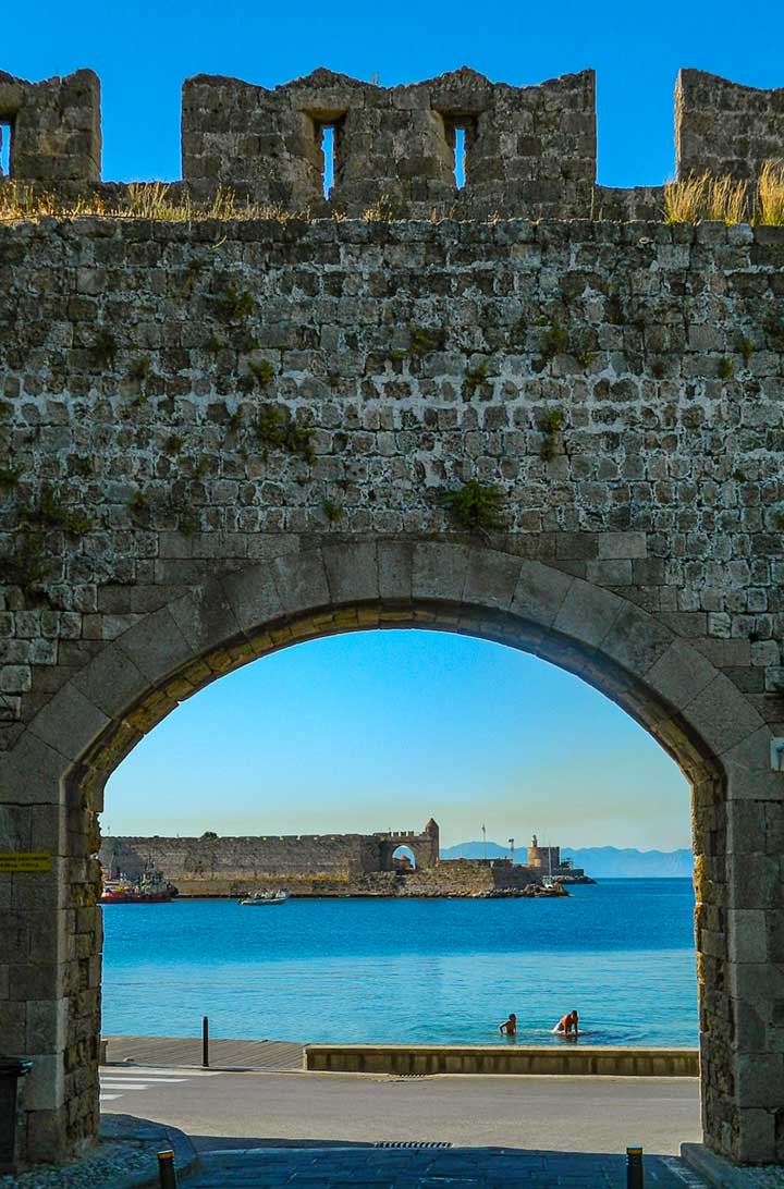 Mar é visto através de um dos portões da cidade medieval de Rhodes, na Grécia