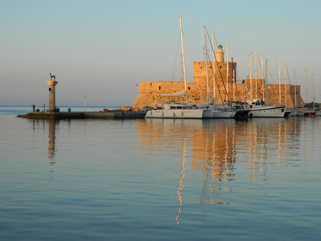 Fortaleza de Agios Nikolaos iluminada pelo pôr do sol, na Ilha de Rhodes