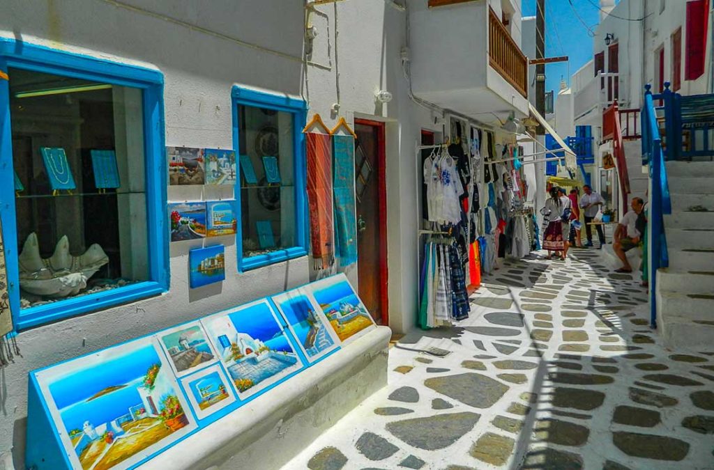 Lojas expõem suas mercadorias nas ruelas da capital da Ilha de Mykonos