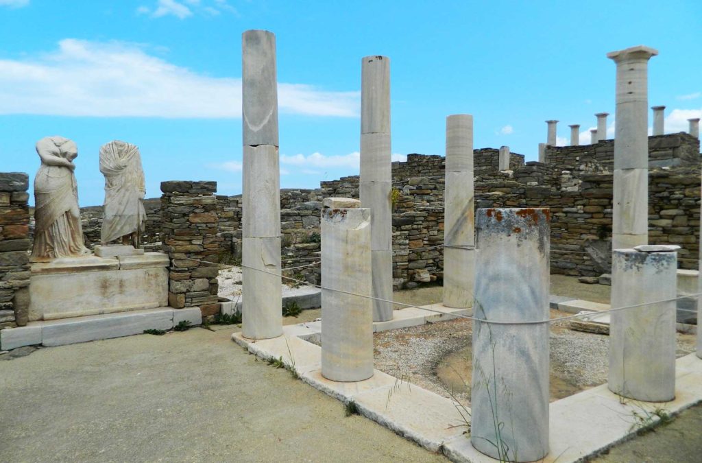 Ruínas de casa no sítio arqueológico da Ilha de Delos, na Grécia