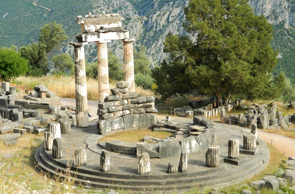 Ruínas do Templo de Atena Pronaia, em Delphi (Grécia)