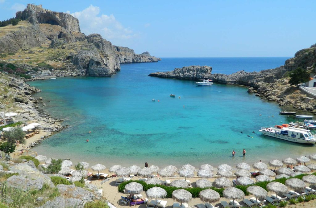 Saint Paul's Bay vista desde a Praia de Agios Pavlos, em Lindos